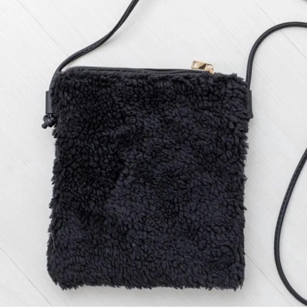 🌸NWT Cute Cozy Small Black Sherpa Crossbody - Picture 4 of 4